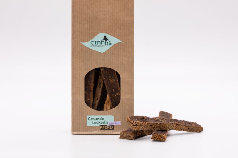 Pferde-Sticks mit Bio-Apfel<br><span style="font-size: 11px;font-style: italic;">Ergänzungsfuttermittel</span>